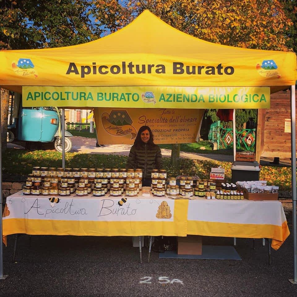 lo stand del miele di apicoltura burato